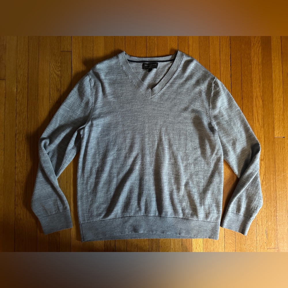 Banana Republic Heather Grey 100% Merino Wool V-Neck Sweater, Size L